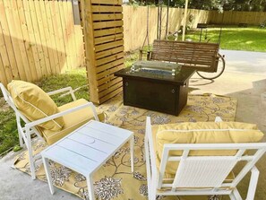 Terrace/patio - Jean’s Cottage, Fully Fenced, Mins to DT and Tybee (Savannah)