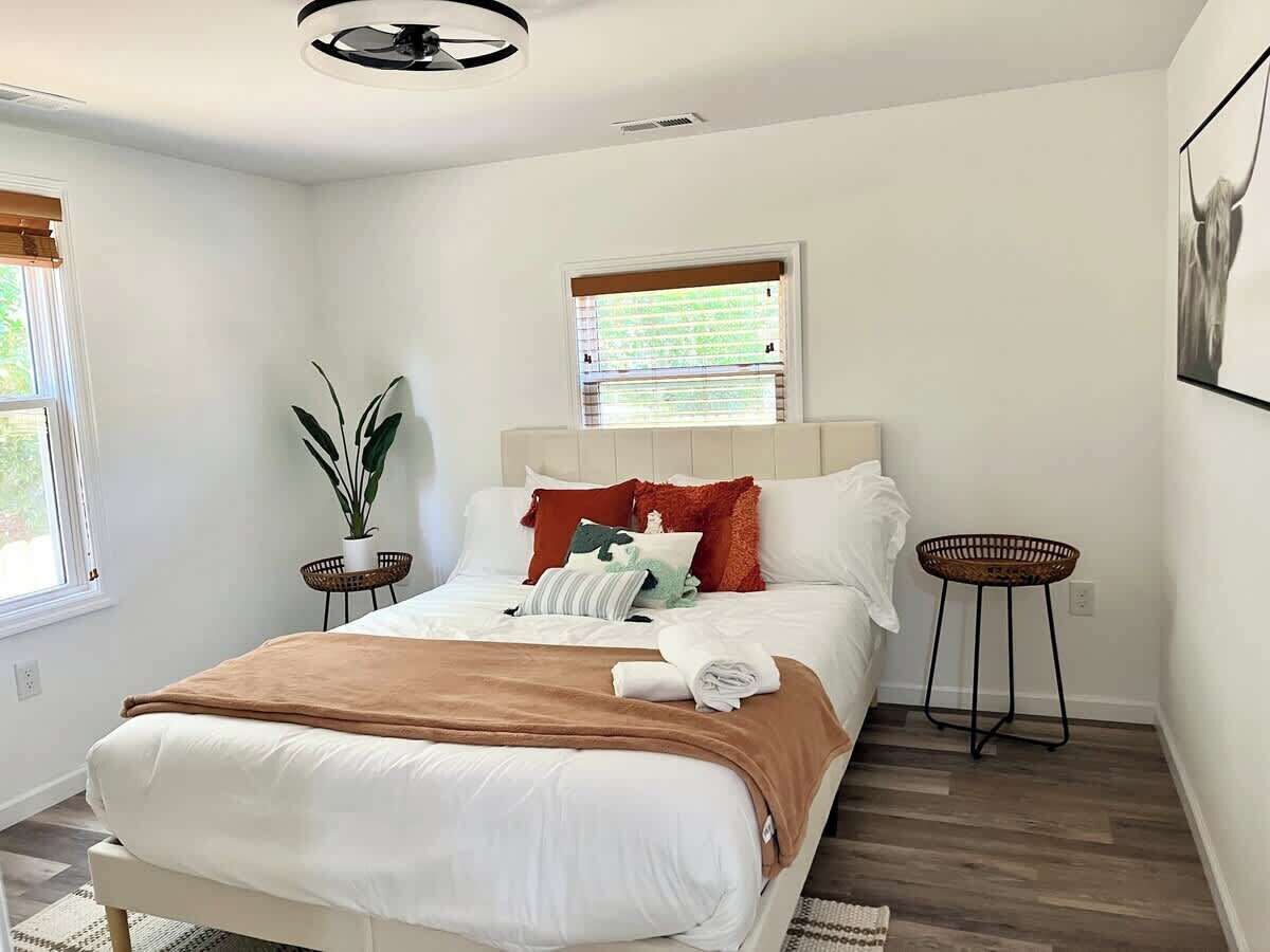 Iron/ironing board, travel cot, WiFi, bed sheets