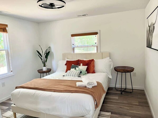 Iron/ironing board, travel cot, WiFi, bed sheets - Jean’s Cottage, Fully Fenced, Mins to DT and Tybee (Savannah)