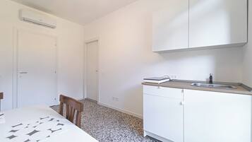 Camera Superior | Cucina privata | Mini-frigorifero, microonde, piano cottura, pentole/stoviglie/utensili