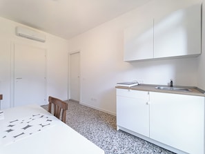 Superior Room | Private kitchen | Mini-fridge, microwave, stovetop, cookware/dishes/utensils - RRRapido Sant Ambrogio Suites and Rooms (Milano)