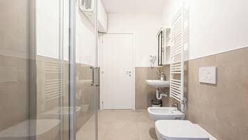 Camera Superior | Bagno | Doccia, asciugacapelli, bidet, asciugamani