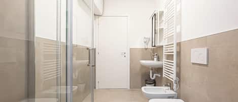 Quarto superior | Banheiro | Chuveiro, secador de cabelo, toalhas de banho, sabonete