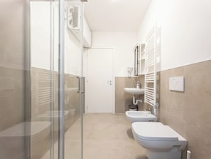 Superior Room | Bathroom | Shower, hair dryer, towels, soap - RRRapido Sant Ambrogio Suites and Rooms (Milano)