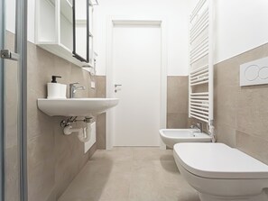 Room | Bathroom | Shower, hair dryer, towels, soap - RRRapido Sant Ambrogio Suites and Rooms (Milan)
