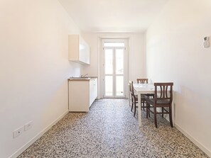 Superior Room | Private kitchen | Mini-fridge, microwave, stovetop, cookware/dishes/utensils - RRRapido Sant Ambrogio Suites and Rooms (Milan)