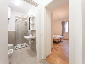 Room | Bathroom | Shower, hair dryer, towels, soap - RRRapido Sant Ambrogio Suites and Rooms (Milan)