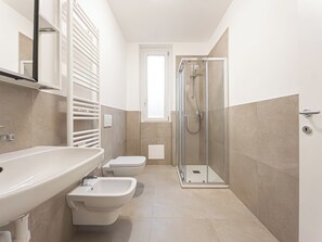 高級客房 | 浴室 | 淋浴設備、吹風機、毛巾、肥皂