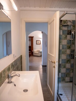 Shower, hair dryer, bidet, towels - Outbuilding of Città della Pieve Retreat (Città della Pieve)