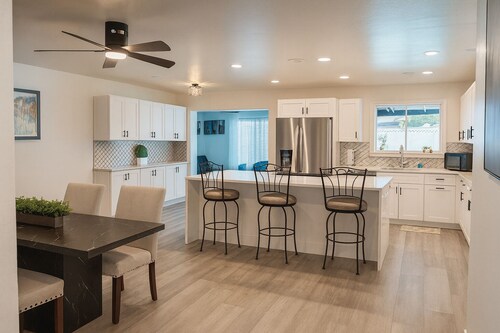 Desert Chic Retreat: Private Poolside Relaxation, Adventure Trails & Outdoor Fun