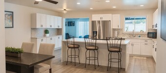 Desert Chic Retreat: Private Poolside Relaxation, Adventure Trails & Outdoor Fun