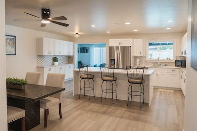 Desert Chic Retreat: Private Poolside Relaxation, Adventure Trails & Outdoor Fun