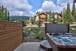 Outdoor spa tub - Villagewalk #23 Townhouse (Sun Peaks)