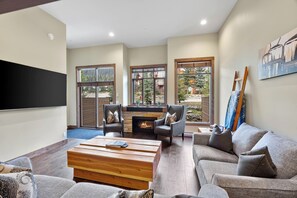 Smart TV, fireplace - Villagewalk #23 Townhouse (Sun Peaks)