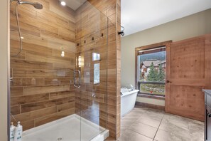 Shower, towels - Villagewalk #23 Townhouse (Sun Peaks)