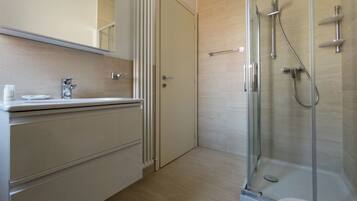 Superior Room | Bathroom | Shower, free toiletries, hair dryer, towels