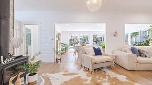 Smart-TV, Kamin, Bücher