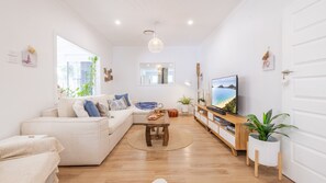 Smart-TV, Kamin, Bücher