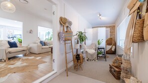 Smart TV, fireplace, books - Retreat at Nelson, 2 Hough St - air conditioned, Wi-Fi, Linen and Bed Making (Nelson Bay)