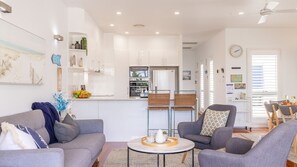 Smart TV - Living the dream, 7a Sandy Point Rd - views, air con, linen (Corlette)