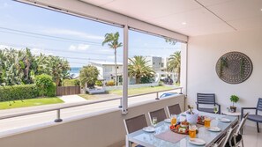 Outdoor dining - Living the dream, 7a Sandy Point Rd - views, air con, linen (Corlette)