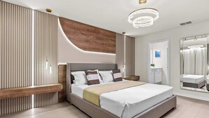 Una camera da letto moderna con un letto grande, una parete decorata in legno e un ampio specchio.