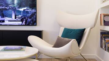 アパートメント 1 ベッドルーム | リビング エリア | 32 インチの薄型テレビ (デジタル放送視聴可)