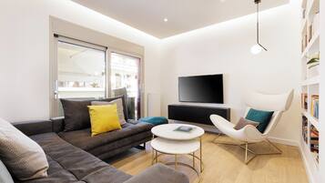 Appartement, 1 slaapkamer | Woonruimte | Een 32-inch flatscreentelevisie met digitale zenders