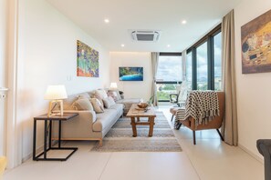 TV - Lowlands modern condo with pool and gym access steps away from Mullet Bay Beach (Sint Maarten)