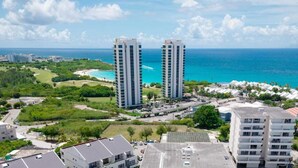 Ein Hochhaus-Hotel mit Blick auf das Meer und den Strand.