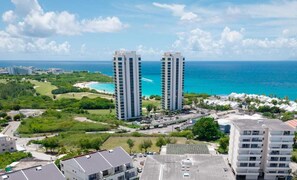 Ein Hochhaus-Hotel mit Blick auf das Meer und den Strand.