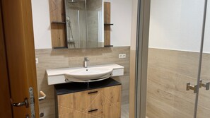 Dusche, Haartrockner, Handtücher