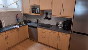 Kühlschrank, Mikrowelle, Herdplatte, Geschirrspüler