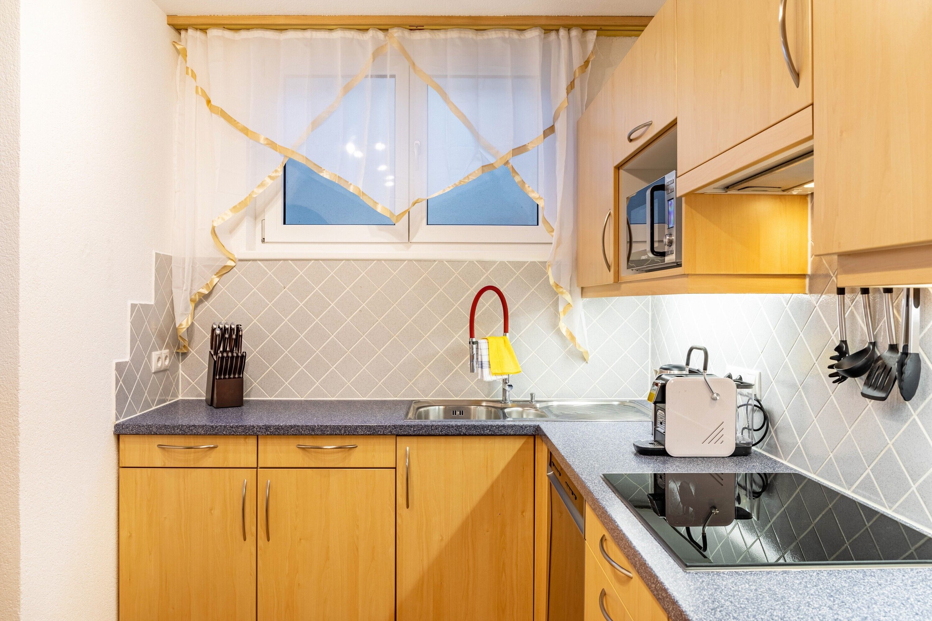 Een koelkast, een magnetron, een kookplaat, een vaatwasser