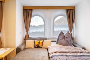 1 dormitorio, tabla de planchar con plancha, wifi y ropa de cama