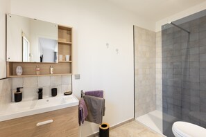 Shower, hair dryer, towels - Room 'Saleccia' with Mountain View, Wi-Fi and Air Conditioning (Santa-Reparata-di-Balagna)