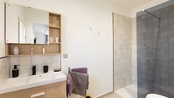 Regadera, secadora de cabello, toallas