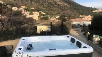 Bañera de hidromasaje al aire libre