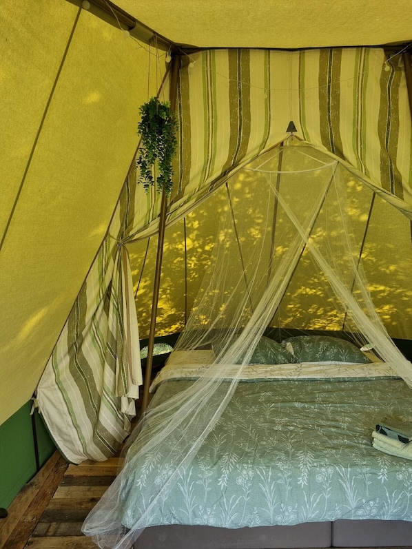 1 bedroom, bed sheets