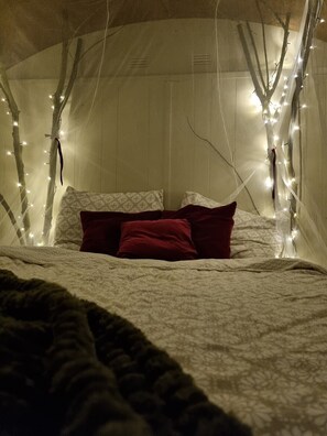 1 bedroom, bed sheets