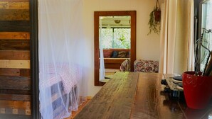 Una mesa de madera rústica en una habitación acogedora, con vista a un jardín a través de una ventana.