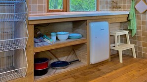 Coffee/tea maker, fridge, electric kettle, cookware/dishes/utensils - Camping Ont Moeten - Hallertau (Rekken)
