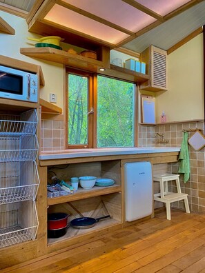 Refrigerador, cafetera y tetera y tetera eléctrica 