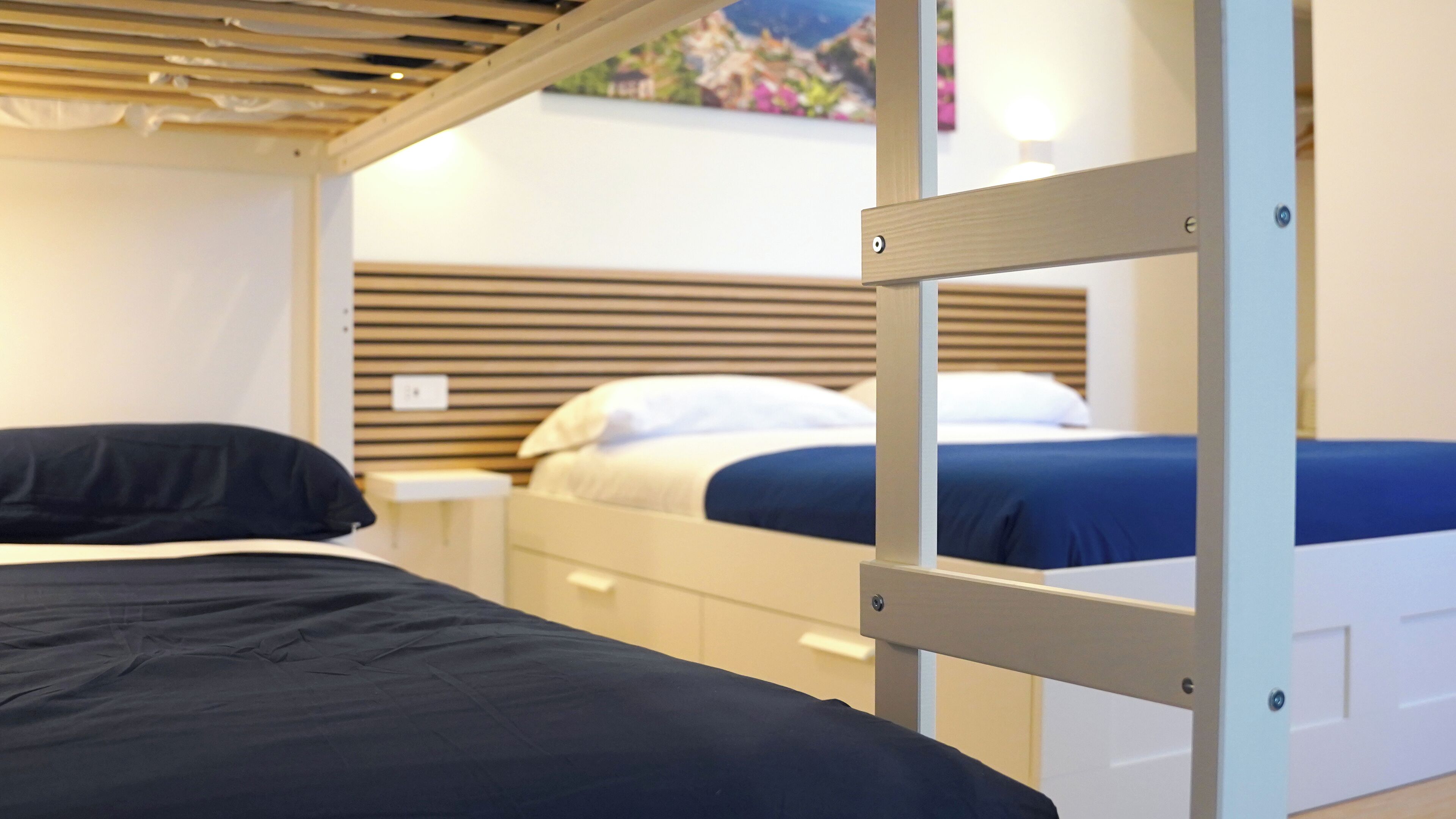 Fyrbäddsrum - privat badrum - utsikt mot bergen | Värdeförvaringsskåp på rummet och arbetsyta för laptop