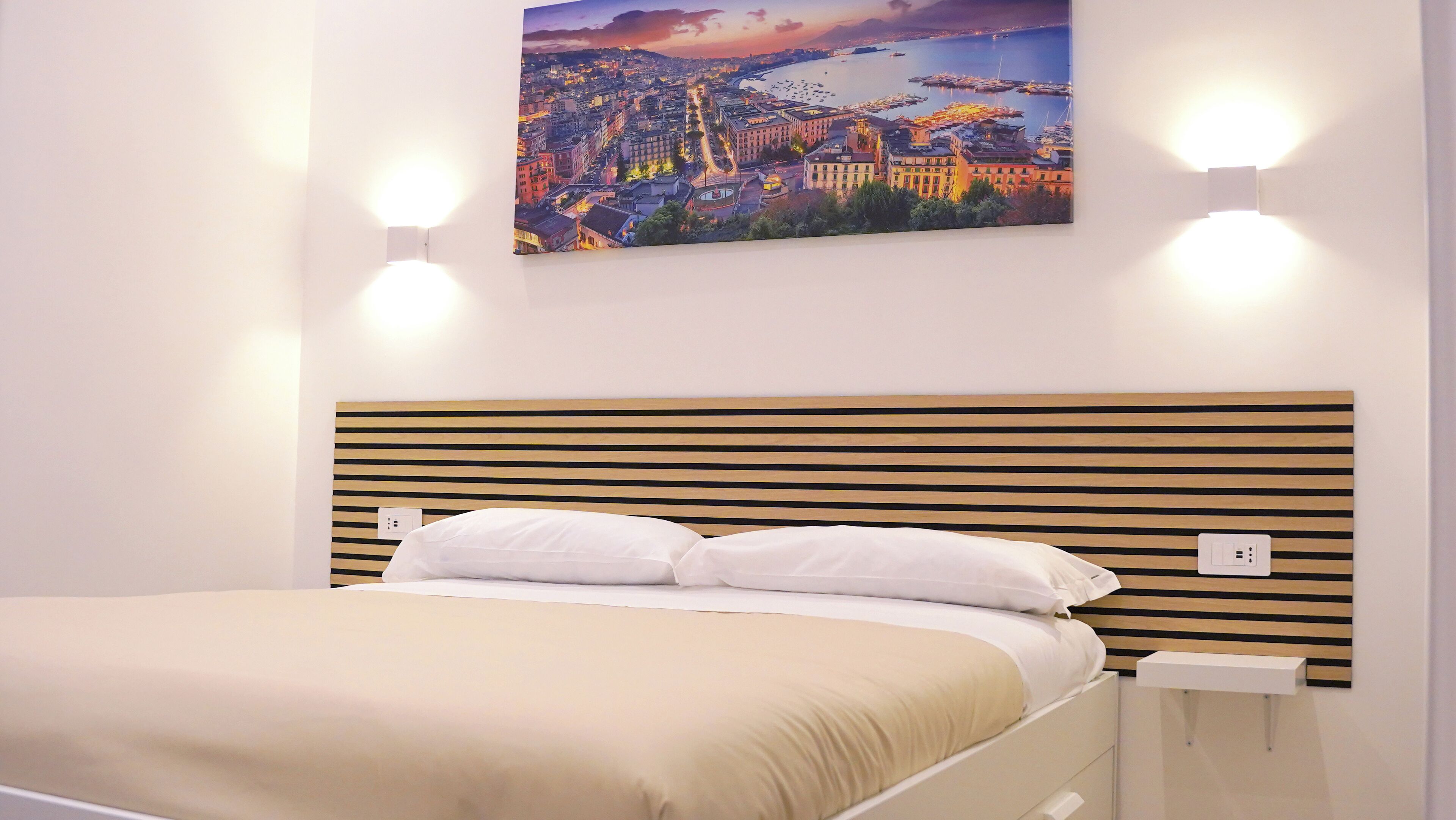 Dubbelrum - 1 queensize-säng - privat badrum | Värdeförvaringsskåp på rummet och arbetsyta för laptop