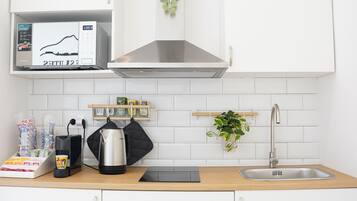 Frigorifero, microonde, forno, piano cottura