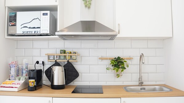 Lemari es, microwave, oven, dan kompor