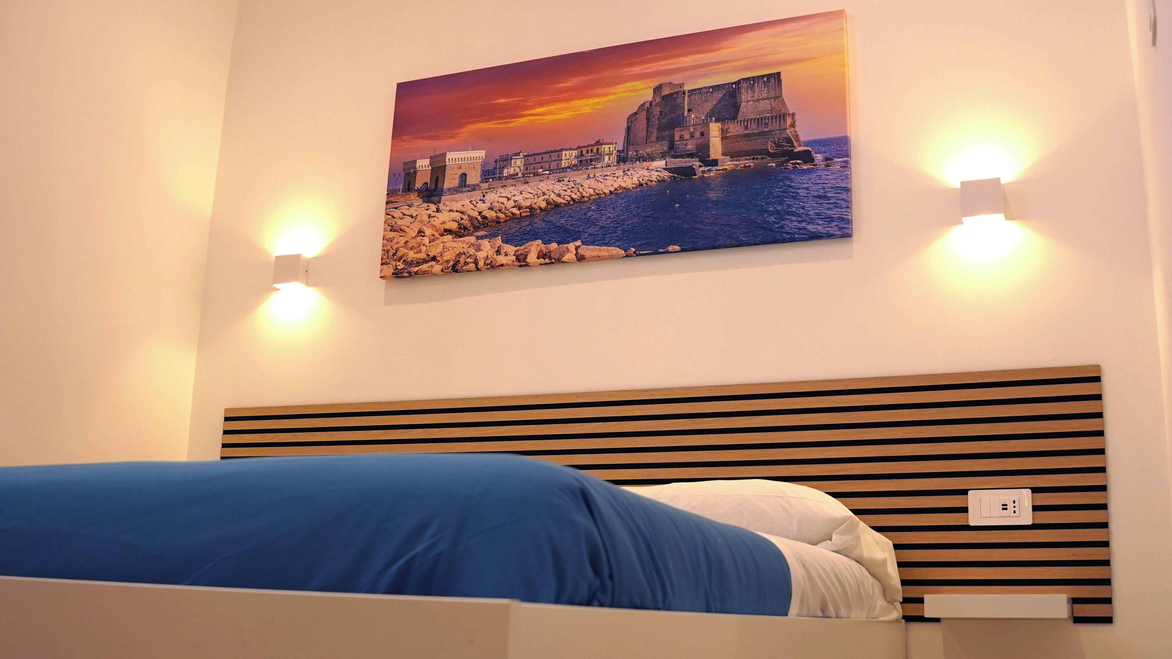 Dubbelrum - 1 queensize-säng - privat badrum | Värdeförvaringsskåp på rummet och arbetsyta för laptop