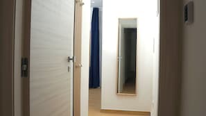 Værelse til 4 personer - privat badeværelse - bjergudsigt | Pengeskab på værelset, arbejdsområde til bærbare computere