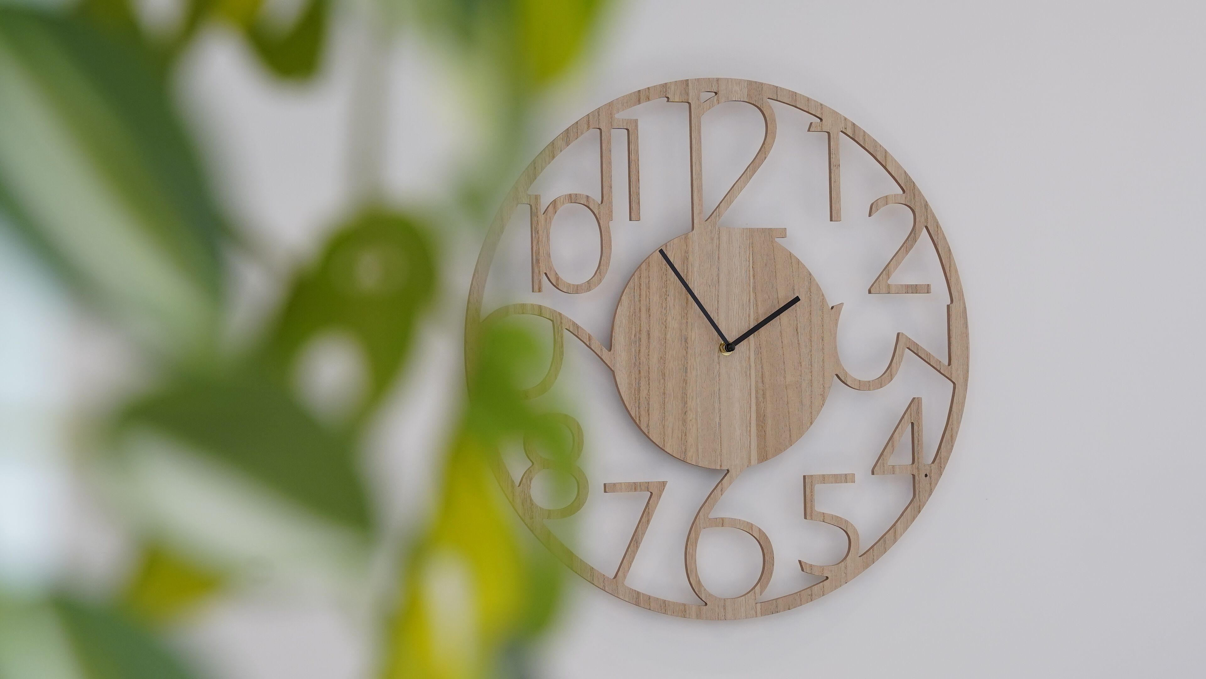 Une horloge murale en bois, avec des chiffres et des aiguilles.